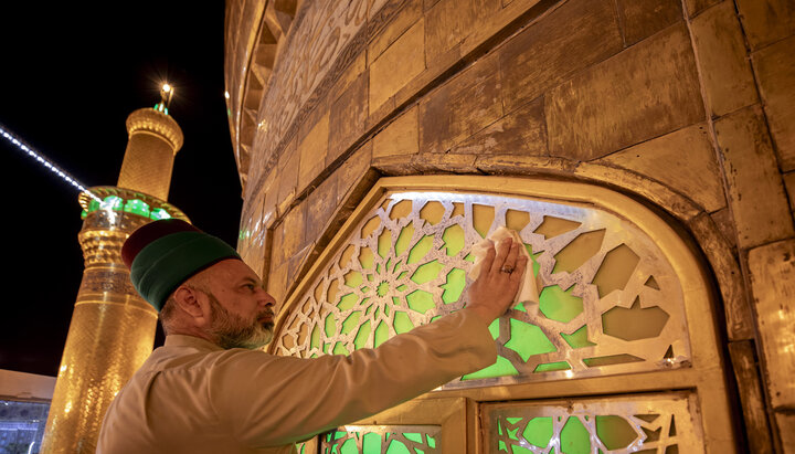 تقرير مصور/ خدم العتبة الحسينية المقدسة تغسل قبة حرم الإمام الحسين (ع)