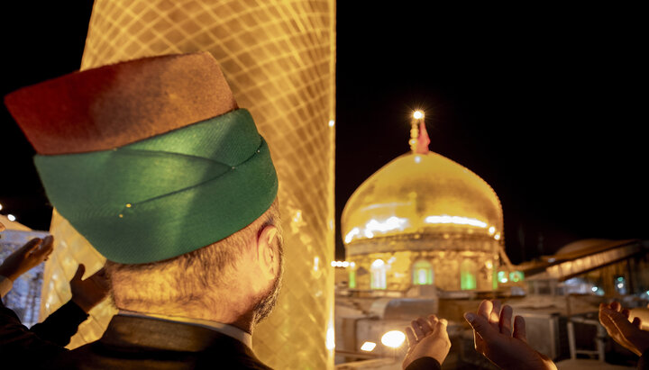 تقرير مصور/ خدم العتبة الحسينية المقدسة تغسل قبة حرم الإمام الحسين (ع)