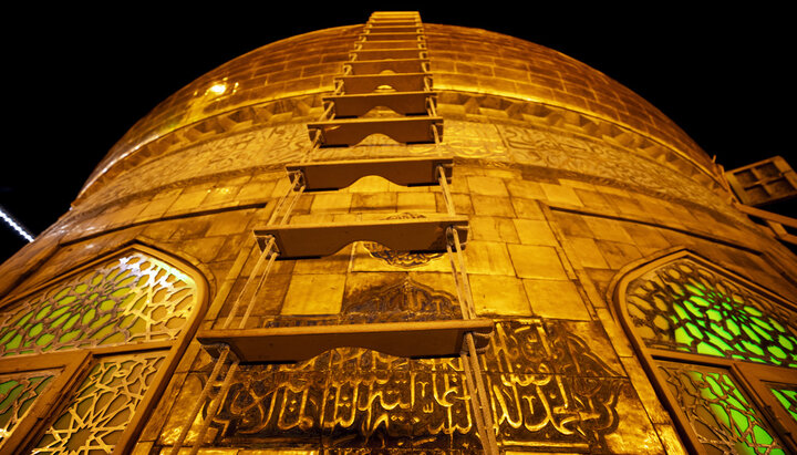 تقرير مصور/ خدم العتبة الحسينية المقدسة تغسل قبة حرم الإمام الحسين (ع)