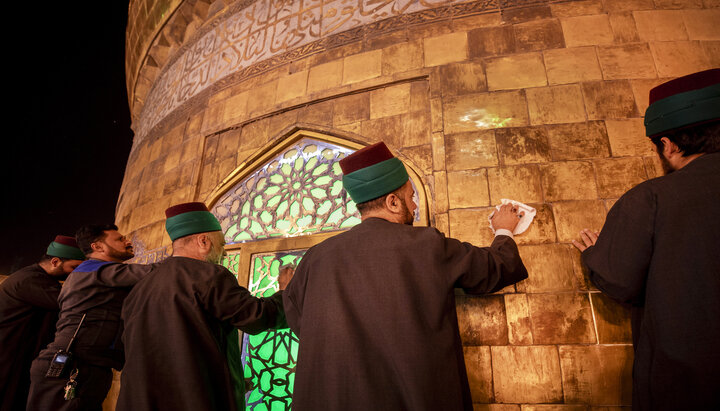 تقرير مصور/ خدم العتبة الحسينية المقدسة تغسل قبة حرم الإمام الحسين (ع)