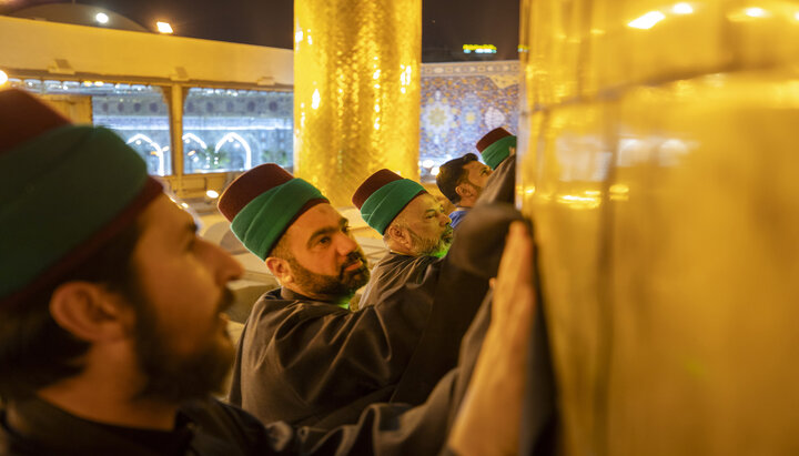 تقرير مصور/ خدم العتبة الحسينية المقدسة تغسل قبة حرم الإمام الحسين (ع)