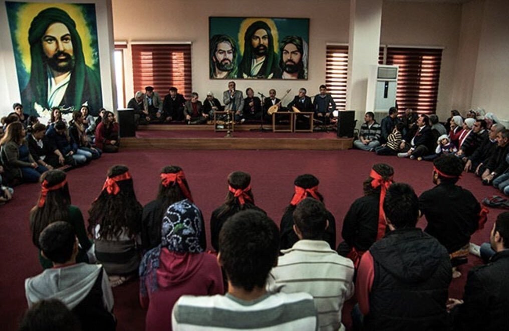 "Lêkolîna dimên civakî û dînî yên Elewiyan a Tirkiyê di civîna Qumê de/ Koka dîrokî yên dûrbûna Elewiyan ji nimêjê û hewlên dedeyan ji bo vegerandinê.