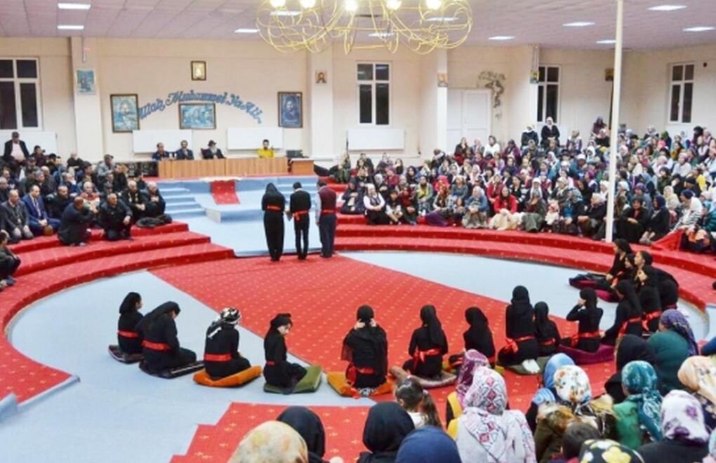 "Lêkolîna dimên civakî û dînî yên Elewiyan a Tirkiyê di civîna Qumê de/ Koka dîrokî yên dûrbûna Elewiyan ji nimêjê û hewlên dedeyan ji bo vegerandinê.