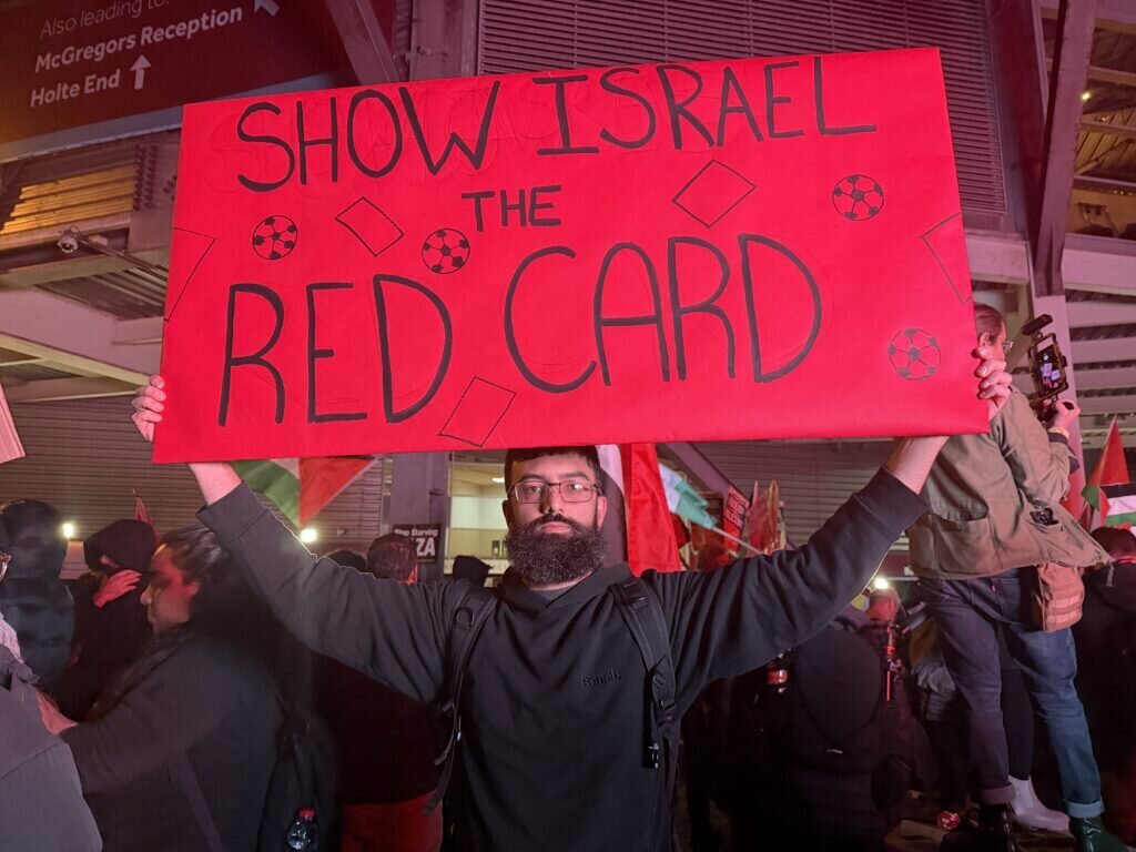 ম্যাকাবির বিরুদ্ধে ম্যাচের আগে ইংল্যান্ডের বার্মিংহামে ফিলিস্তিনি সমর্থকদের ব্যাপক বিক্ষোভ।