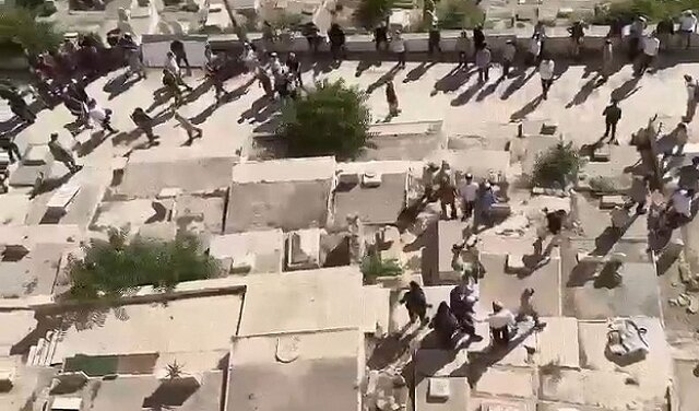 Zionist settlers destroy gravestones in historic Bab Al-Rahma Cemetery near Al-Aqsa