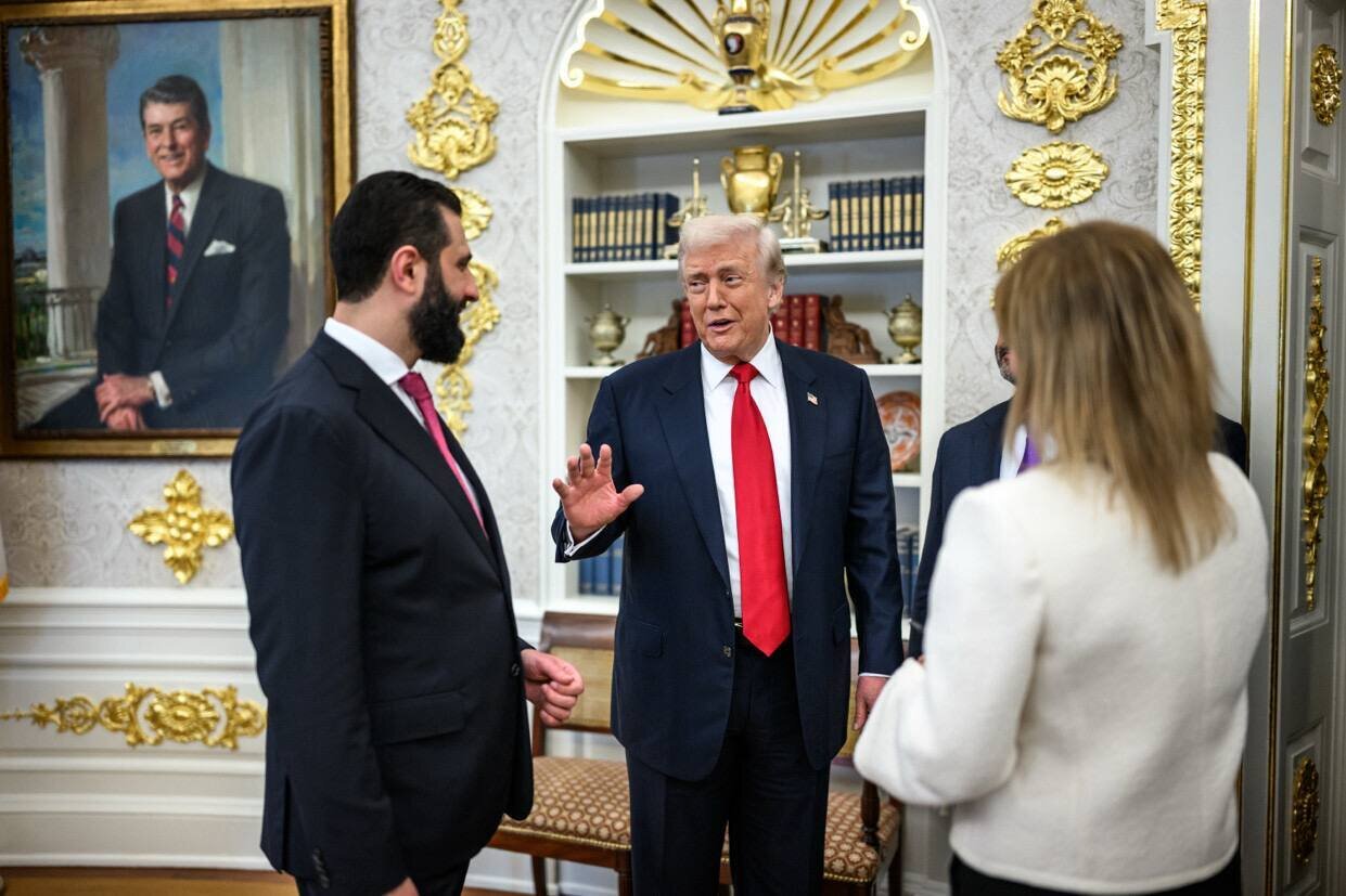 واکنش‌ها به نحوه استقبال ترامپ از احمد الشرع در کاخ سفید