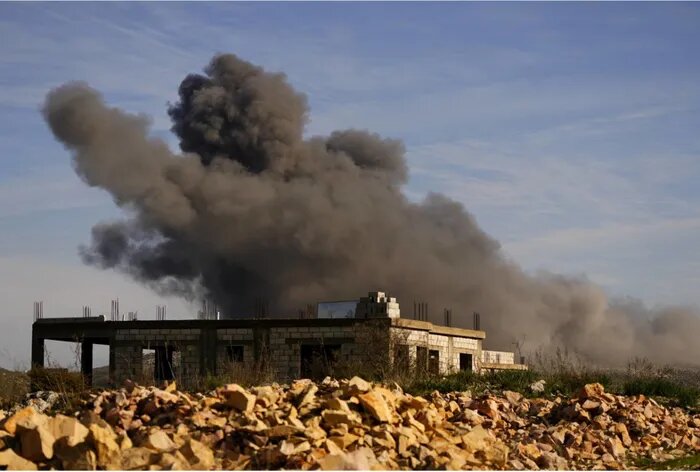 خرق صهيوني جديد.. قوة إسرائيلية تتسلل إلى بلدة عيترون اللبنانية وتفجر 3 منازل