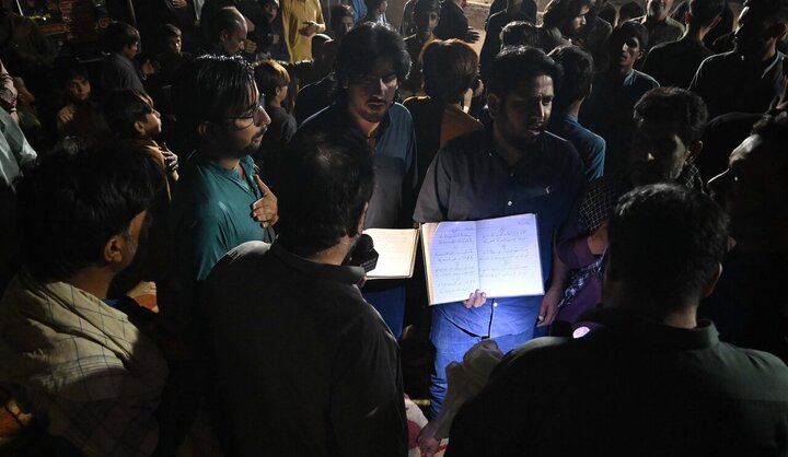 تقرير مصور/ شيعة باكستان يقيمون مجلس عزاء استشهاد السيدة "فاطمة الزهراء"(ع)