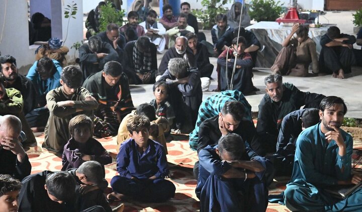 تقرير مصور/ شيعة باكستان يقيمون مجلس عزاء استشهاد السيدة "فاطمة الزهراء"(ع)