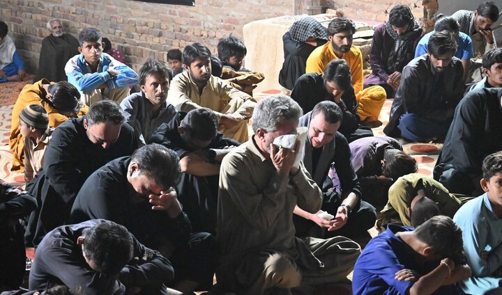 تقرير مصور/ شيعة باكستان يقيمون مجلس عزاء استشهاد السيدة "فاطمة الزهراء"(ع)