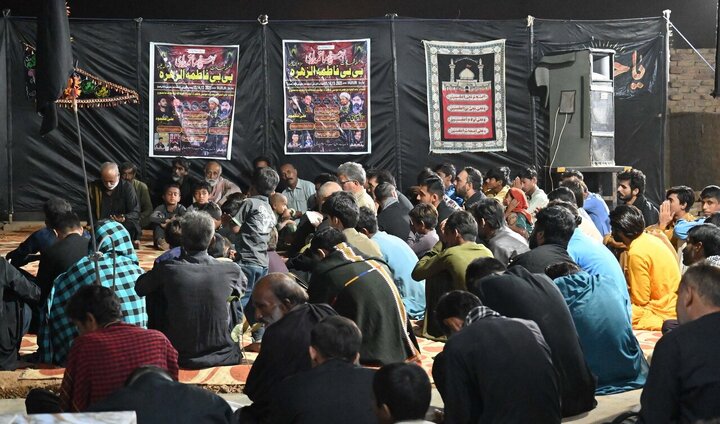 تقرير مصور/ شيعة باكستان يقيمون مجلس عزاء استشهاد السيدة "فاطمة الزهراء"(ع)