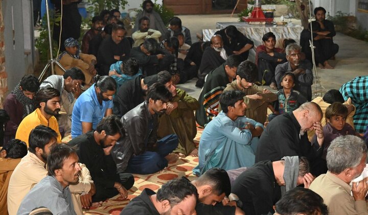 تقرير مصور/ شيعة باكستان يقيمون مجلس عزاء استشهاد السيدة "فاطمة الزهراء"(ع)