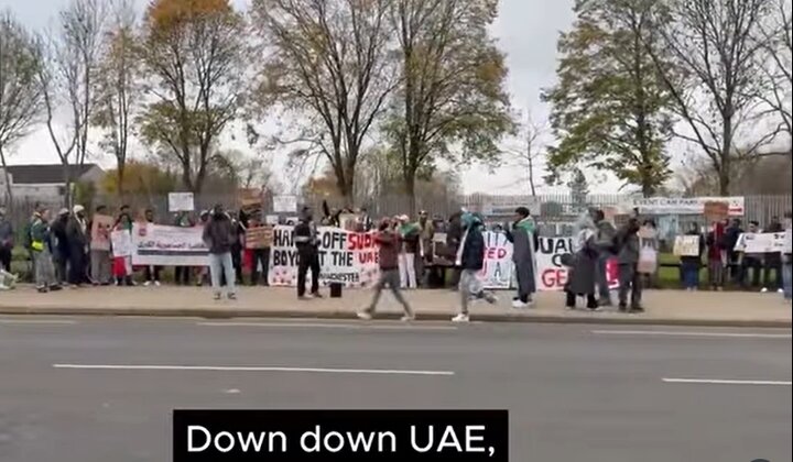 ویدیو | شعارهای تند علیه امارات مقابل ورزشگاه اتحاد انگلیس درپی همدستی در نسل‌کشی سودان