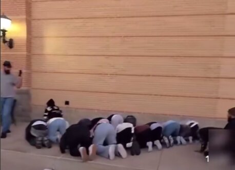 ویدیو | توهین و تحقیر دانش‌آموزان دبیرستانی ایالت تگزاس در حال اقامۀ نماز