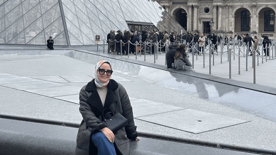 حجاب کے ساتھ چمکو، ایسے ملک میں بھی جو حجاب کی مخالفت کرتا ہے