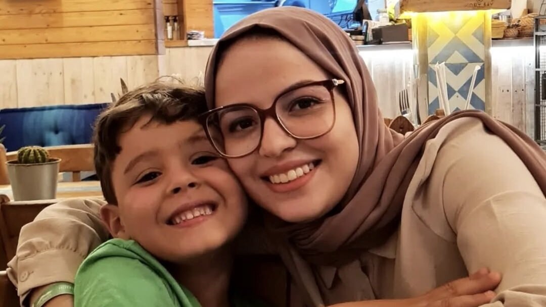 حجاب کے ساتھ چمکو، ایسے ملک میں بھی جو حجاب کی مخالفت کرتا ہے