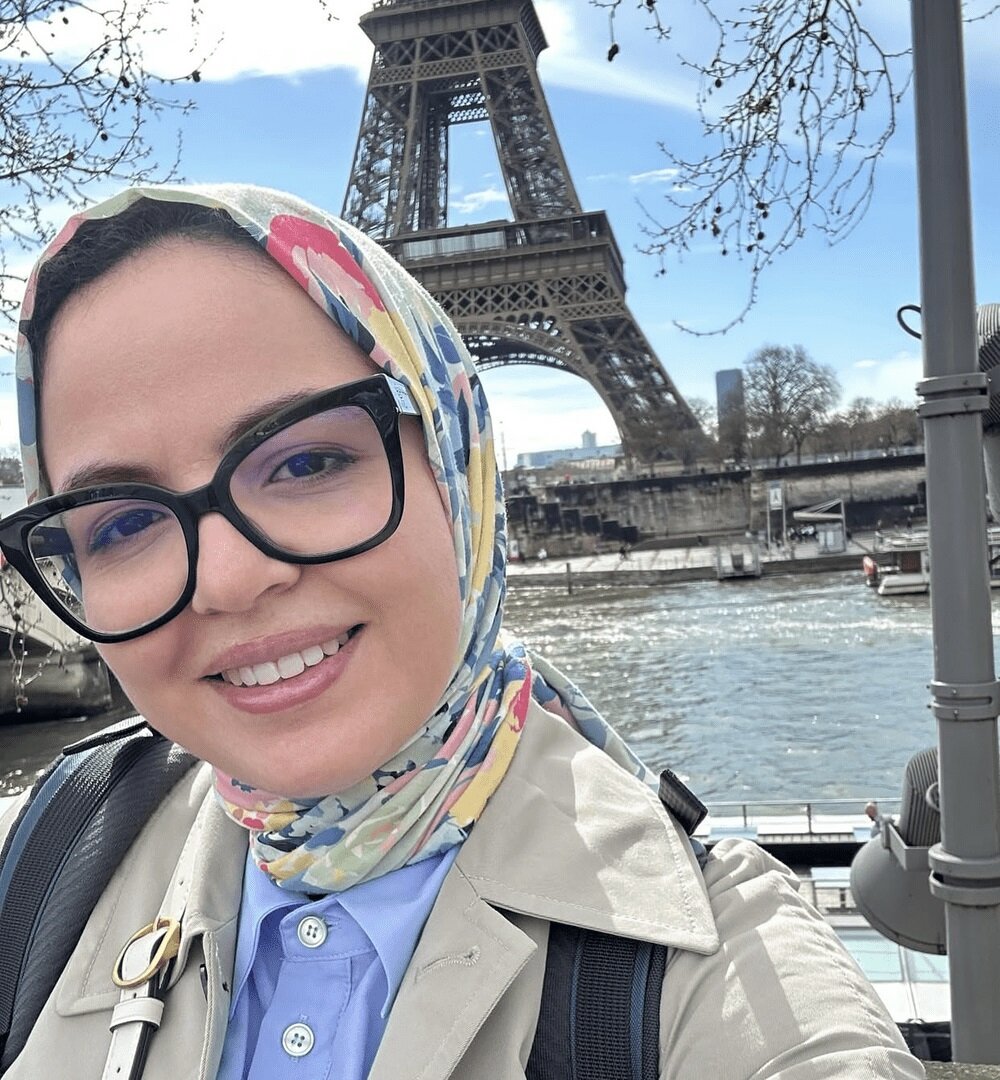 حجاب کے ساتھ چمکو، ایسے ملک میں بھی جو حجاب کی مخالفت کرتا ہے