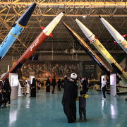 تصویری خبر || تہران میں پاسدارانِ انقلاب کی میزائل و ڈرون نمائش؛ اسرائیلی ڈرونز کا ملبہ بھی پیش