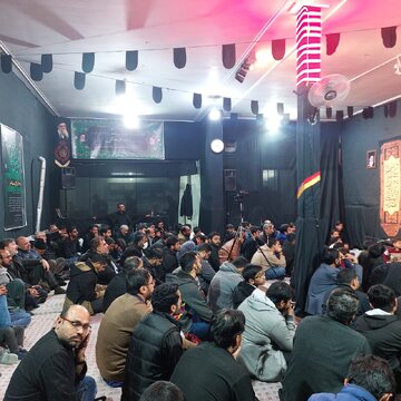 قم المقدس: عشرۂ مادرِ مقاومت کی نویں مجلس — "مادرِ مقاومت" کے عنوان پر مولانا محمد حسین سورت والا کا خطاب