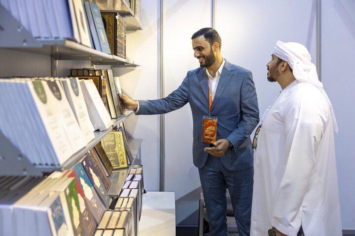 تقرير مصور/ استعراض إصدارات المجمع العلمي للقرآن في التحقيق القرآني بمعرض الشارقة الدولي للكتاب