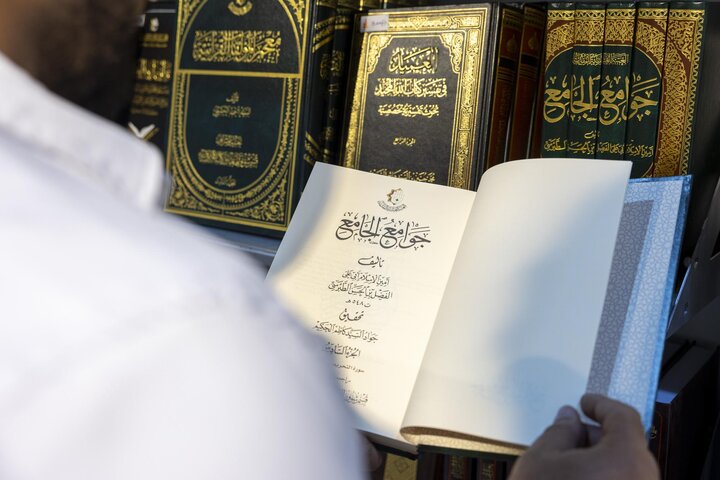 تقرير مصور/ استعراض إصدارات المجمع العلمي للقرآن في التحقيق القرآني بمعرض الشارقة الدولي للكتاب