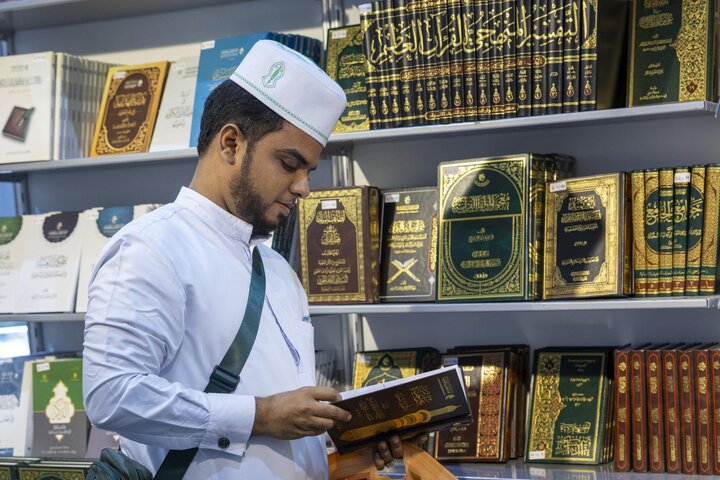 تقرير مصور/ استعراض إصدارات المجمع العلمي للقرآن في التحقيق القرآني بمعرض الشارقة الدولي للكتاب