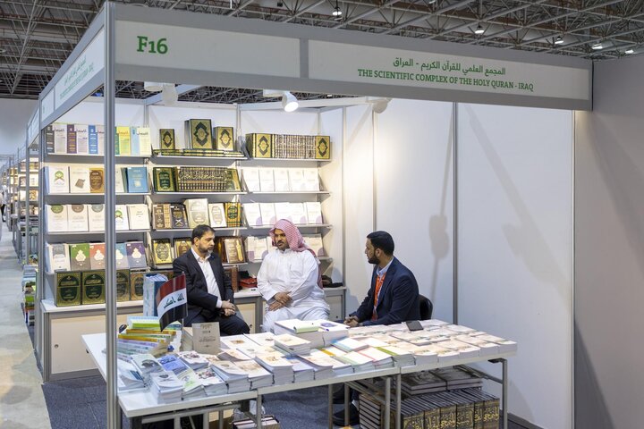 تقرير مصور/ استعراض إصدارات المجمع العلمي للقرآن في التحقيق القرآني بمعرض الشارقة الدولي للكتاب