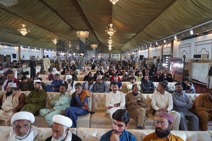 تقرير مصور/ مشاركة شخصيات شيعية وسنية في مؤتمر "اختبار الأمة في ميدان غزة" بمدينة فيصل آباد الباكستانية