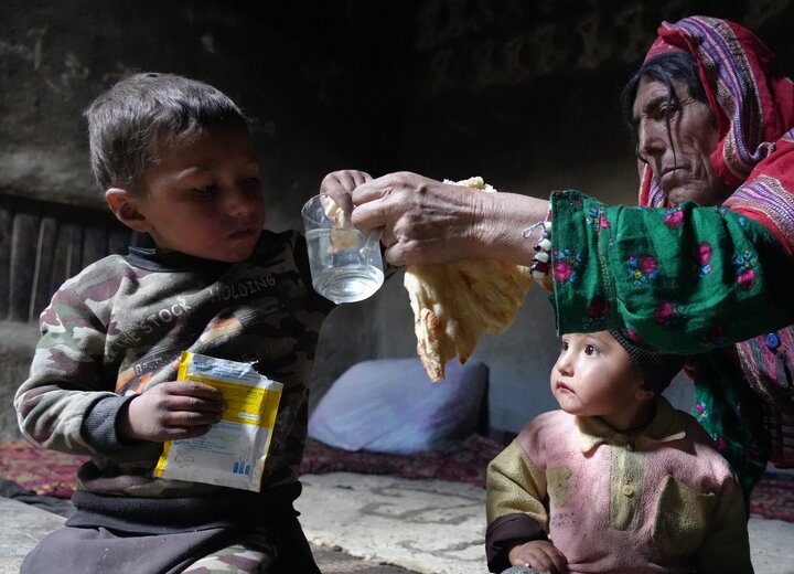 UNDP: میلیون‌ها مهاجر بازگشته افغان زیر فشار اقتصادی و بلایای طبیعی هستند / لغو ممنوعیت کار زنان افغان ضروری است