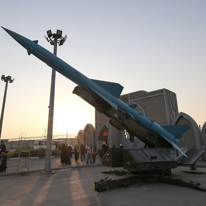 تصویری خبر || تہران میں پاسدارانِ انقلاب کی میزائل و ڈرون نمائش؛ اسرائیلی ڈرونز کا ملبہ بھی پیش