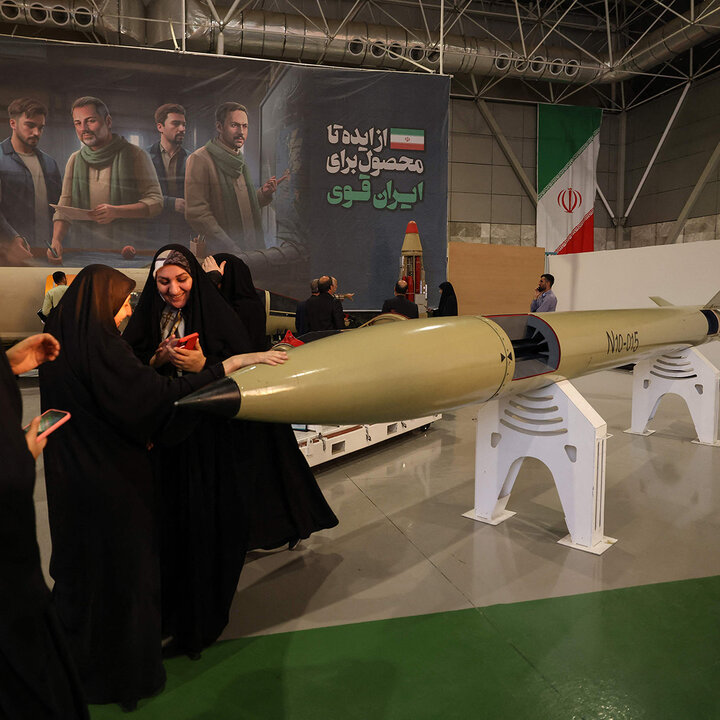 تصویری خبر || تہران میں پاسدارانِ انقلاب کی میزائل و ڈرون نمائش؛ اسرائیلی ڈرونز کا ملبہ بھی پیش