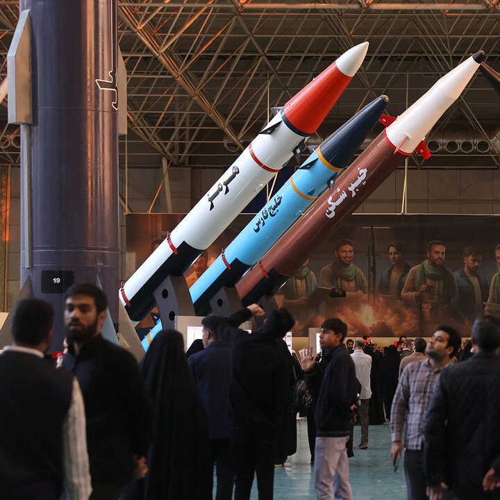 تصویری خبر || تہران میں پاسدارانِ انقلاب کی میزائل و ڈرون نمائش؛ اسرائیلی ڈرونز کا ملبہ بھی پیش