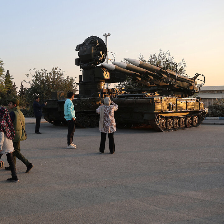 تصویری خبر || تہران میں پاسدارانِ انقلاب کی میزائل و ڈرون نمائش؛ اسرائیلی ڈرونز کا ملبہ بھی پیش