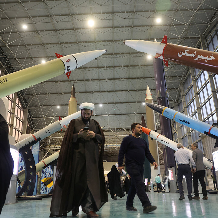 تصویری خبر || تہران میں پاسدارانِ انقلاب کی میزائل و ڈرون نمائش؛ اسرائیلی ڈرونز کا ملبہ بھی پیش