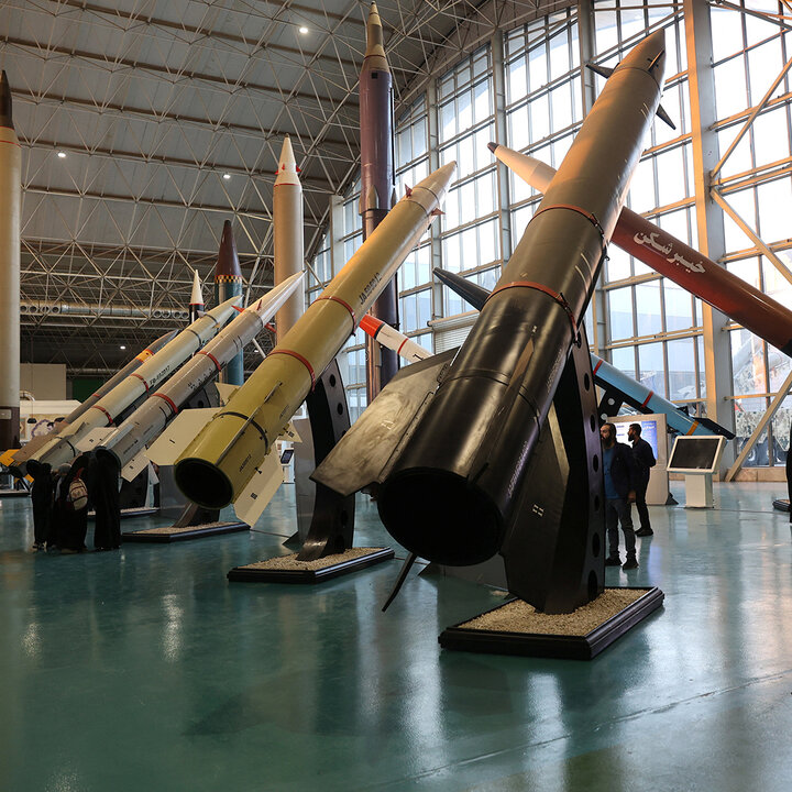 تصویری خبر || تہران میں پاسدارانِ انقلاب کی میزائل و ڈرون نمائش؛ اسرائیلی ڈرونز کا ملبہ بھی پیش