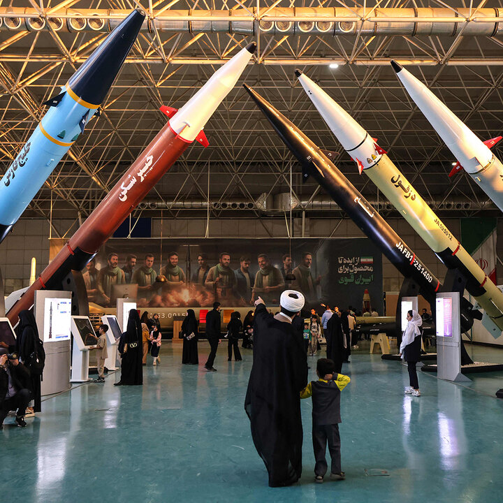 تصویری خبر || تہران میں پاسدارانِ انقلاب کی میزائل و ڈرون نمائش؛ اسرائیلی ڈرونز کا ملبہ بھی پیش