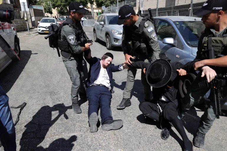 فيديو | مناوشات بين شرطة العدو الإسرائيلي والحريديم الرافضين للتجنيد الإجباري