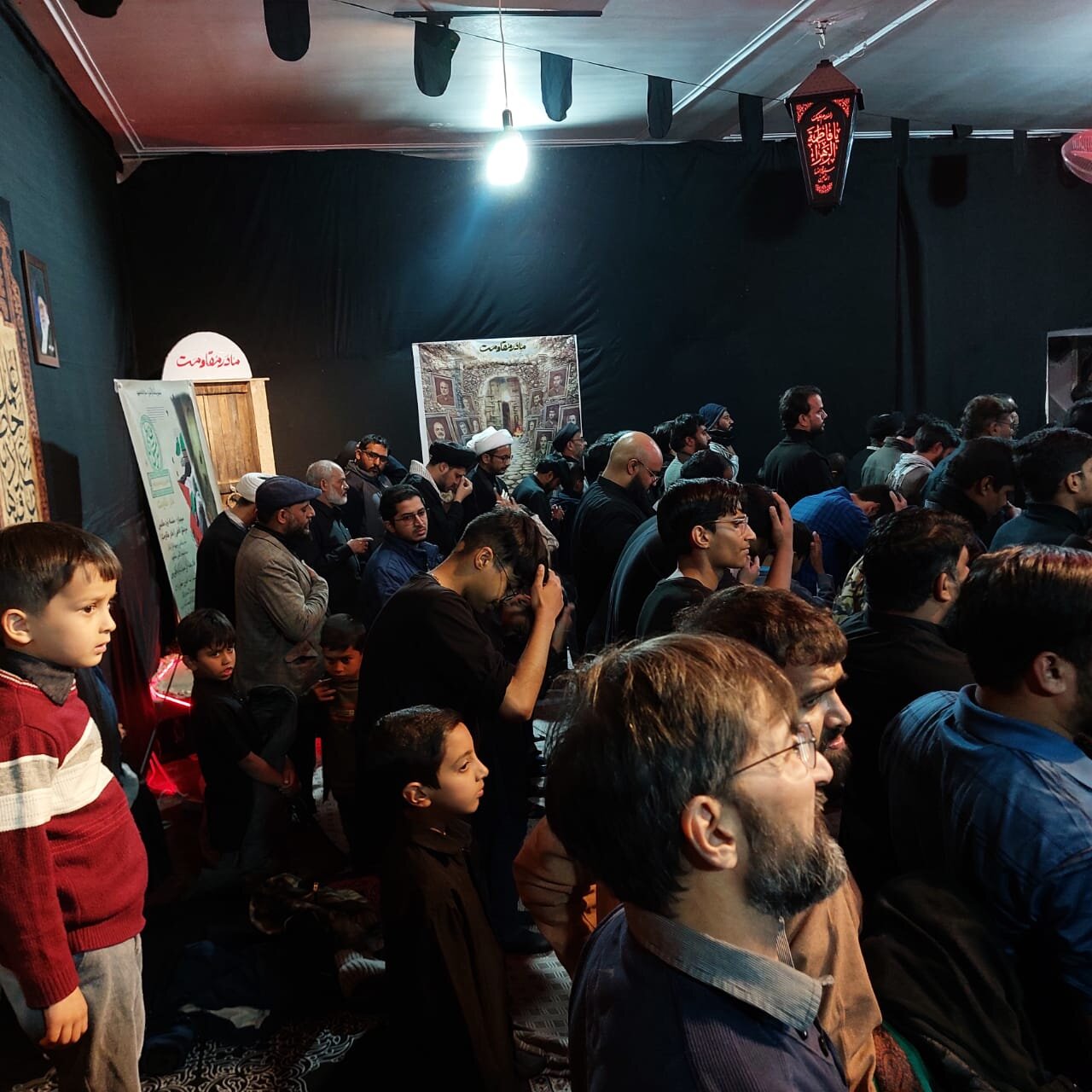 عشرۂ مادرِ مقاومت کی نویں مجلس — "مادرِ مقاومت" کے عنوان پر مولانا محمد حسین سورت والا کا خطاب