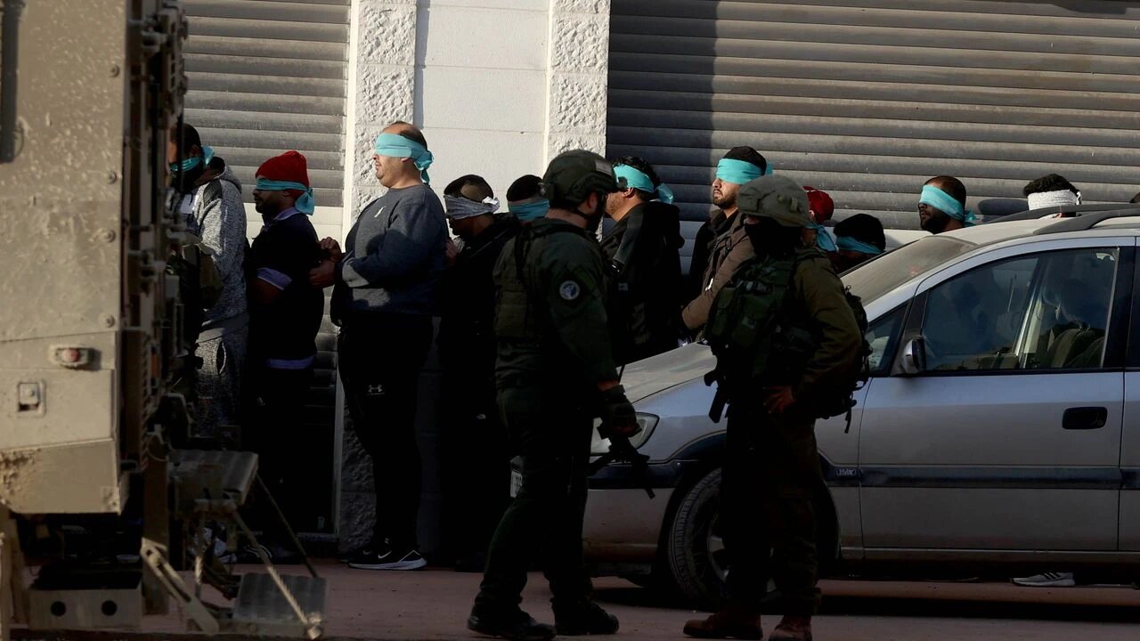 İşgalci İsrail Batı Şeria'da 40 Filistinliyi esir aldı