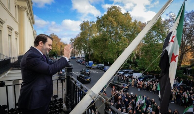 Londra’da Skandal Açılış: HTŞ Bayrağı Suriye Elçiliğine Çekildi, Batı “Yeni Meşruiyet” Peşinde
