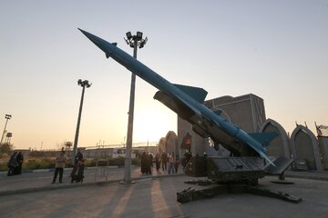 အီရန်နိုင်ငံသားများ သည် မြို့တော် တီဟီရန်တွင် ဒုံးကျည် နှင့် ဒရုန်းအောင်မြင်မှုများကို ပြသထားသော ပြပွဲသို့ သွားရောက်လည်ပတ် ။ ။ Photos