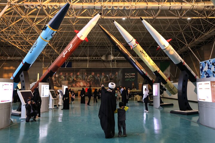 အီရန်နိုင်ငံသားများ သည် မြို့တော် တီဟီရန်တွင် ဒုံးကျည် နှင့် ဒရုန်းအောင်မြင်မှုများကို ပြသထားသော ပြပွဲသို့ သွားရောက်လည်ပတ် ။ ။ Photos