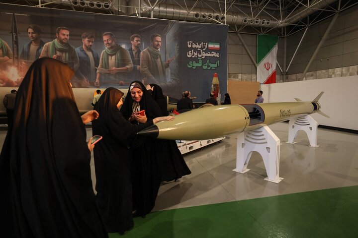 အီရန်နိုင်ငံသားများ သည် မြို့တော် တီဟီရန်တွင် ဒုံးကျည် နှင့် ဒရုန်းအောင်မြင်မှုများကို ပြသထားသော ပြပွဲသို့ သွားရောက်လည်ပတ် ။ ။ Photos