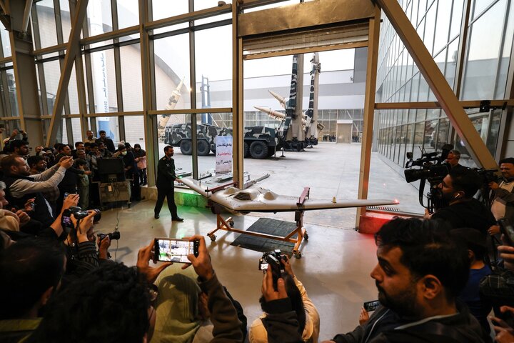 အီရန်နိုင်ငံသားများ သည် မြို့တော် တီဟီရန်တွင် ဒုံးကျည် နှင့် ဒရုန်းအောင်မြင်မှုများကို ပြသထားသော ပြပွဲသို့ သွားရောက်လည်ပတ် ။ ။ Photos