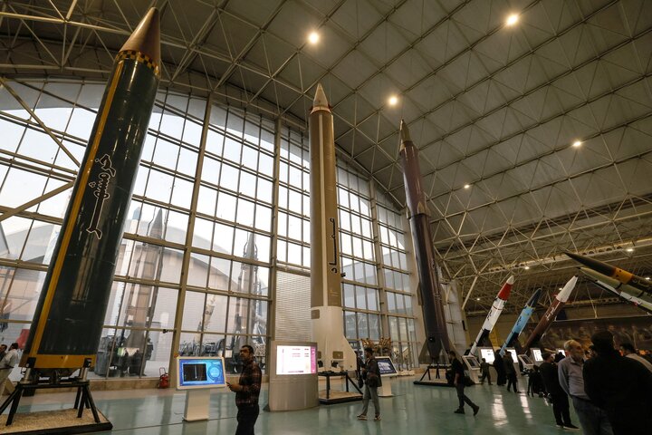 အီရန်နိုင်ငံသားများ သည် မြို့တော် တီဟီရန်တွင် ဒုံးကျည် နှင့် ဒရုန်းအောင်မြင်မှုများကို ပြသထားသော ပြပွဲသို့ သွားရောက်လည်ပတ် ။ ။ Photos