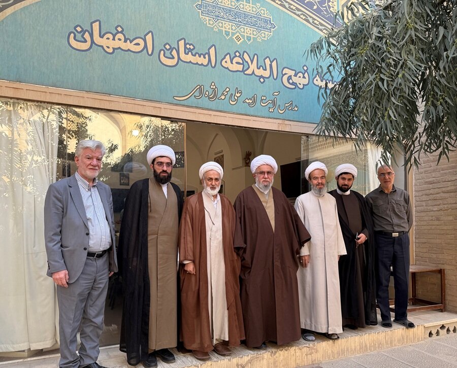 Planning Joint Projects in Meeting Between Ayatollah Ramezani and Officials of Nahj al-Balaghah Institute in Isfahan