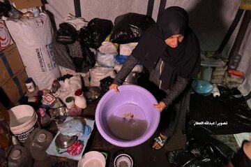 তীব্র শীত ও ভারী বৃষ্টিপাতের কারণে গাজার শত শত যুদ্ধবিধ্বস্ত শরণার্থী তাঁবু ডুবে গেছে।