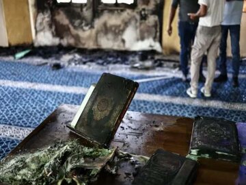 फिलिस्तीन ज़ायोनी आतंकियों ने मस्जिद में आग लगाई, क़ुरआन जलाया 