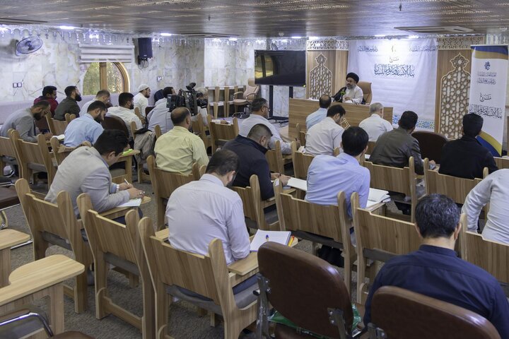 تقديم محاضرات الدورة التخصصية الأولى لصناعة الخطاب في كربلاء