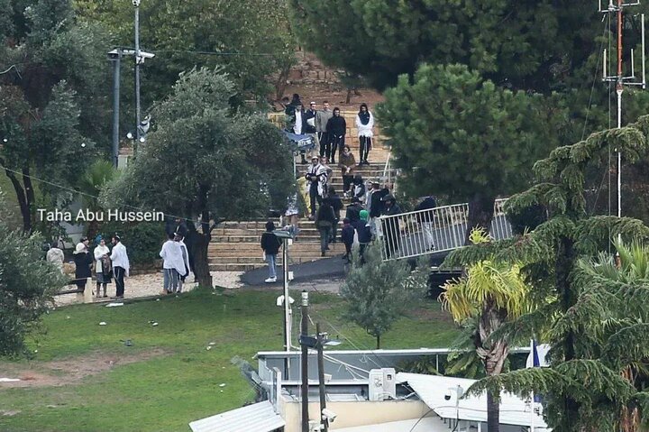 المستوطنون بحماية قوات الاحتلال يقتحمون الحرم الإبراهيمي الشريف